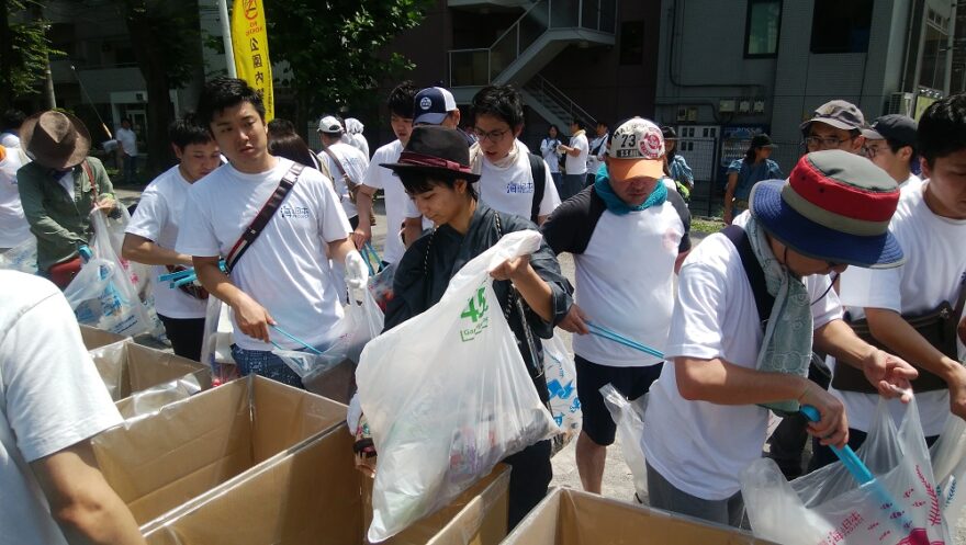 海のごみの８割は街(陸)から！？渋谷で一斉ごみひろい活動が行われました。