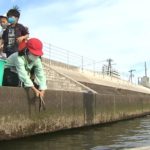 20211112千葉県白子町 小学生がウナギの放流を体験 (1)p