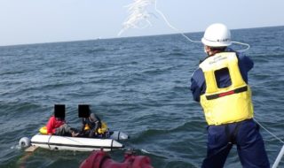 20220407千葉市幕張沖でゴムボート転覆 釣りをしていた2人を救助(0)