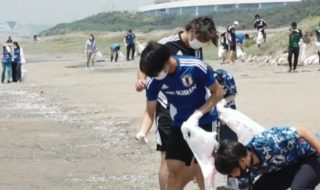 20220519ビーチサッカーの日本代表選手らが千葉市幕張の海岸を清掃 (0)