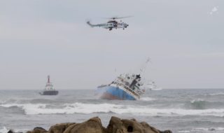 20220514貨物船の船体傾き…千葉県白浜西部漁港沖まで流され座礁 (1)