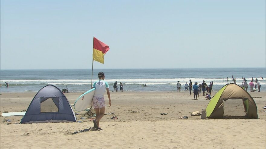 「海の日」の海水浴場賑わう