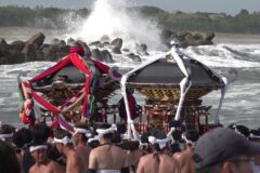 神輿が海の荒波の中でもみ合う伝統の秋祭り　千葉県いすみ市で「大原はだか祭り」