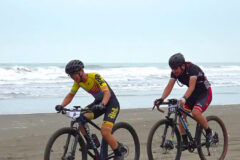 砂浜を駆け抜ける自転車レースに約１３０人参加　九十九里町でビーチクロス