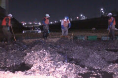 川底に大量のカキ殻 手作業による深夜の撤去作業 千葉・浦安市