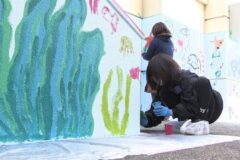 3月に閉校の館山市立船形小学校　体育館の壁面が「児童の思い出」で鮮やかな海に