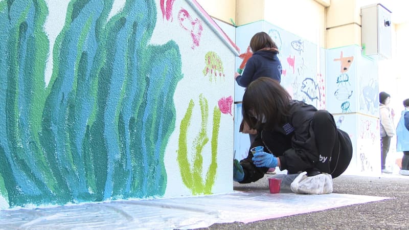 3月に閉校の館山市立船形小学校　体育館の壁面が「児童の思い出」で鮮やかな海に